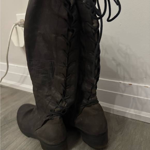 Lace up knee high grey leather boots
Steve Madden - Picture 2 of 3